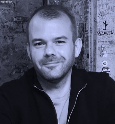 Cristian MOLDOVAN - Fetele cu păr natural poartă costumație