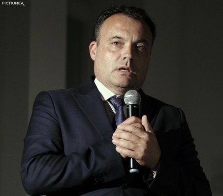 Adrian LESENCIUC - Vulturul american