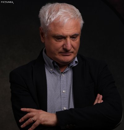 Adrian MAJURU - Ascuns, dar prezent